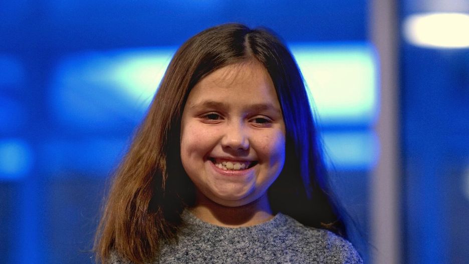 Gest Posie Stewart, która postanowiła ściąć włosy, żeby uczcić pamięć zmarłego brata, bardzo poruszył internautów 