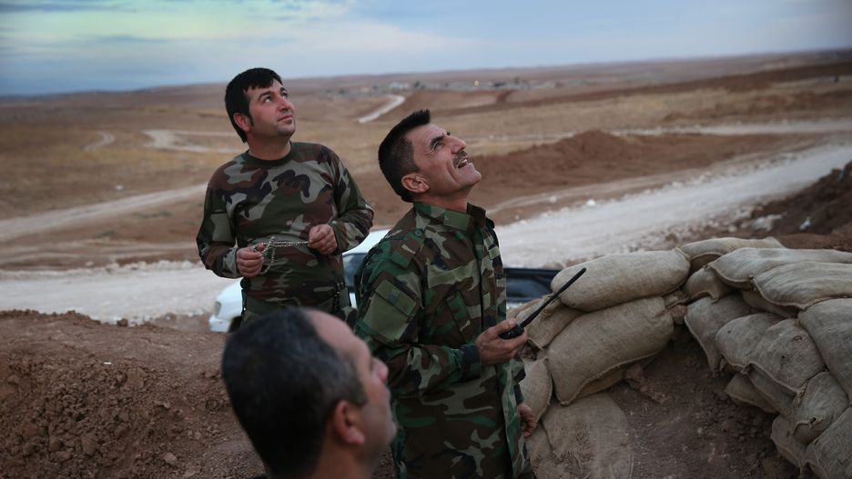 Kurdyjscy bojownicy obserwujący amerykański nalot na pozycje ISIS