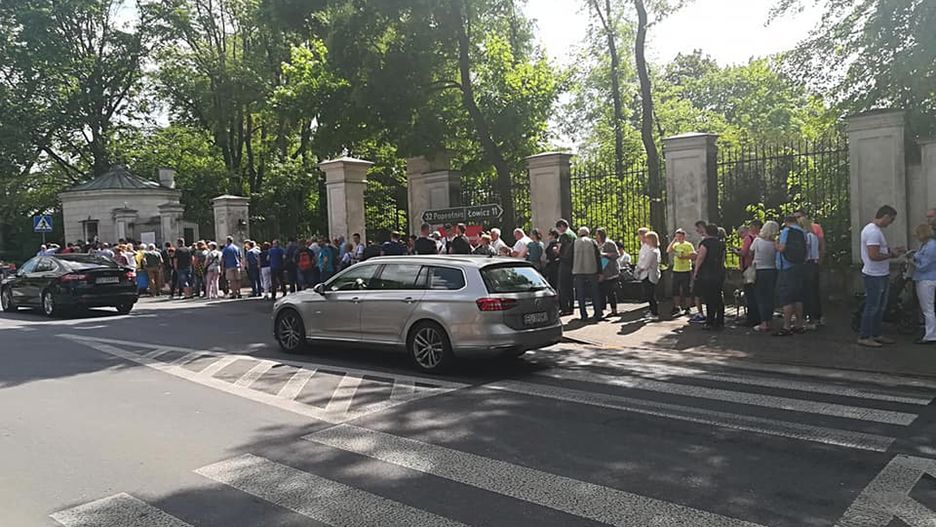 Blisko godzinę trzeba było czekać w kolejce, aby dostać się do Pałacu w Nieborowie