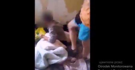 Dzieci w patriotycznych bluzach atakują bezdomną. Porażający filmik
