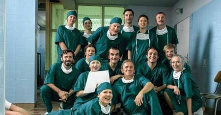 Brytyjski dziennik porównuje "Bogów" do słynnego serialu "Ostry dyżur" i ocenia film na aż 4 gwiazdki!