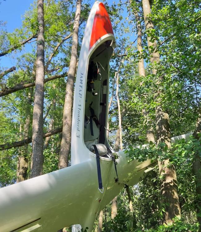 Zderzenie dwóch szybowców w locie. Pilota znaleziono w lesie