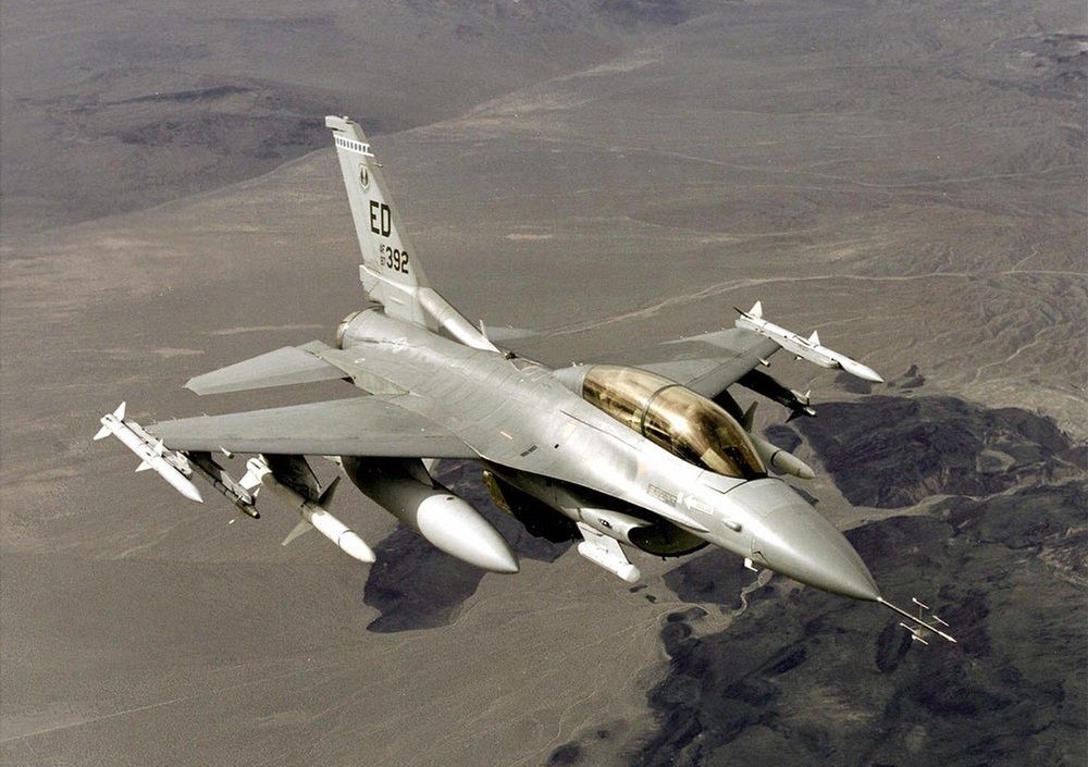 Mechanik przypadkowo zniszczył myśliwiec F-16. Błąd wart 30 mln dolarów
