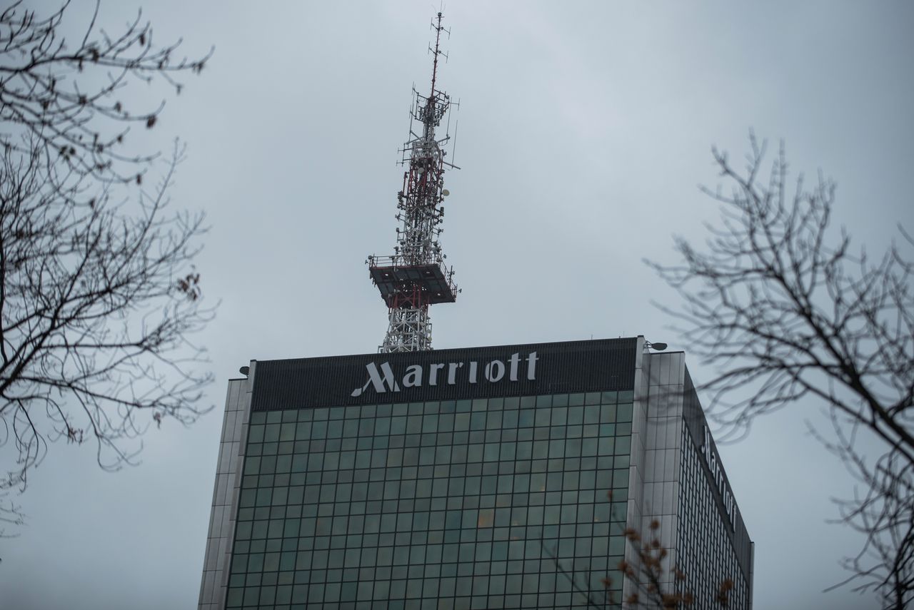 Marcin Banot na hotelu Marriott w Warszawie. Zobacz film ze wspinaczki