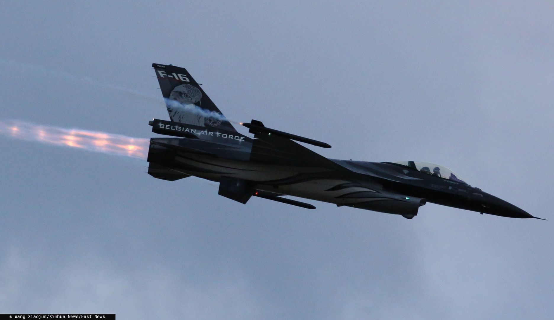 Myśliwiec F-16 podczas przelotu (zdj. arch.)
