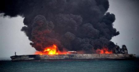 Statek zamienił się w pochodnię. Iran: "Atak na tankowiec"