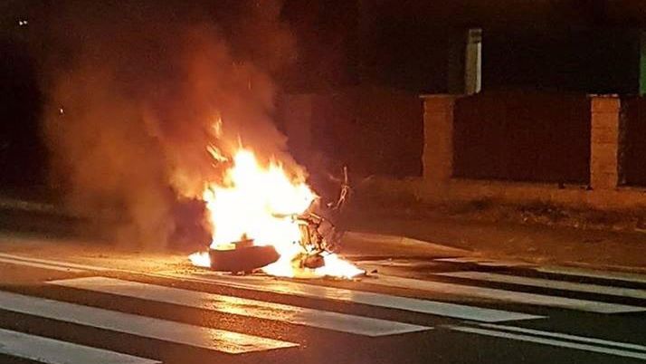 Jeden z motocykli biorących udział w wypadku zapłonął