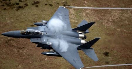 Samoloty F-15 niemal "skosiły" spadochroniarzy. Myśliwce leciały 560 km/h