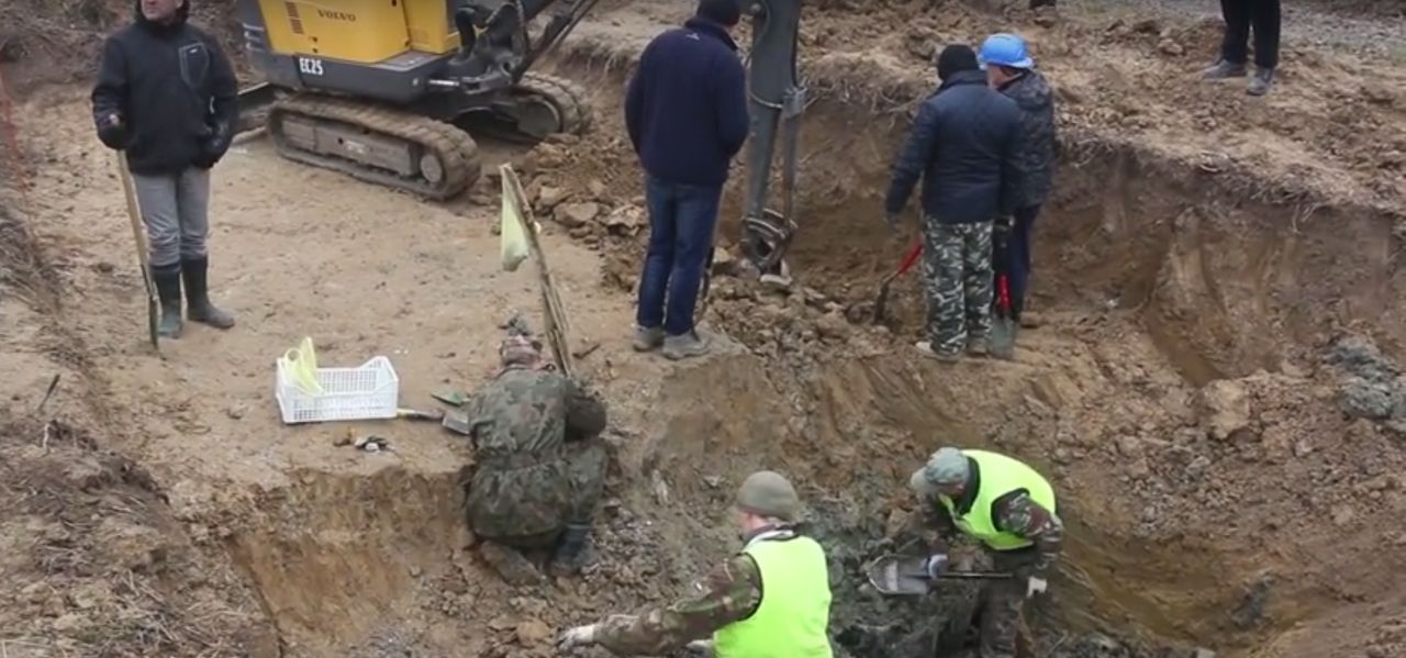 Uderzył w ziemię o 11.28. Wrak wydobyty po 70 latach