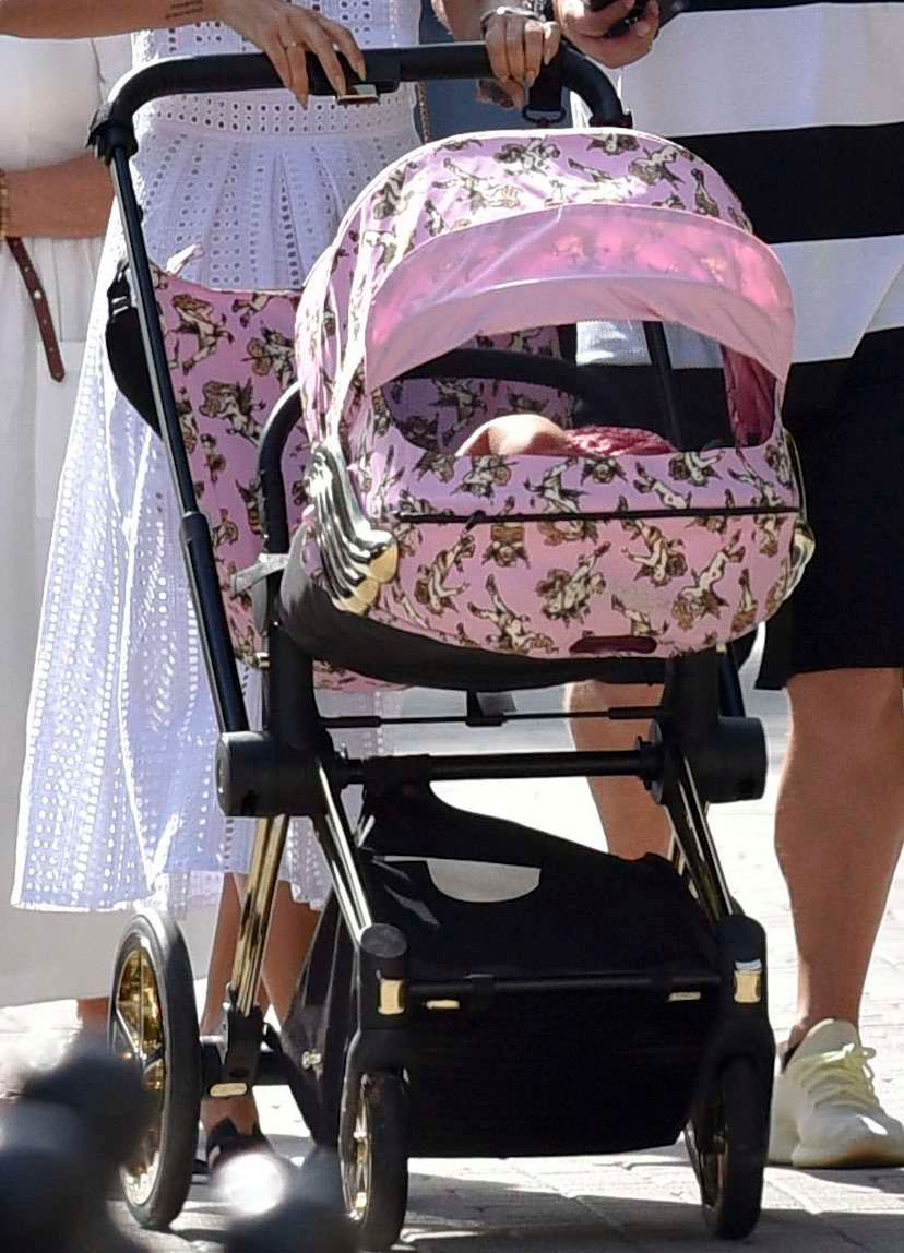 Różowy wózek dla córki Natalii Siwiec to hit wśród młodych mam