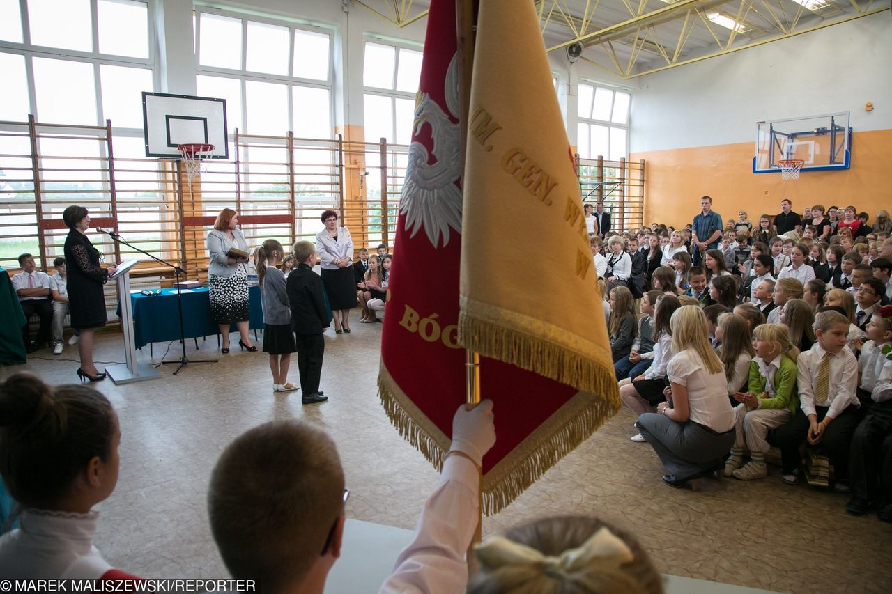 Święto Niepodległości zamiast łączyć - dzieli. Wszystko przez bogobojnych dyrektorów szkół