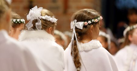 Pierwsza komunia święta. Przygotowanie jedzenia na przyjęcie w domu