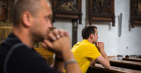 Plażowicze w Kościele. Jak się ubrać na mszę w upał?