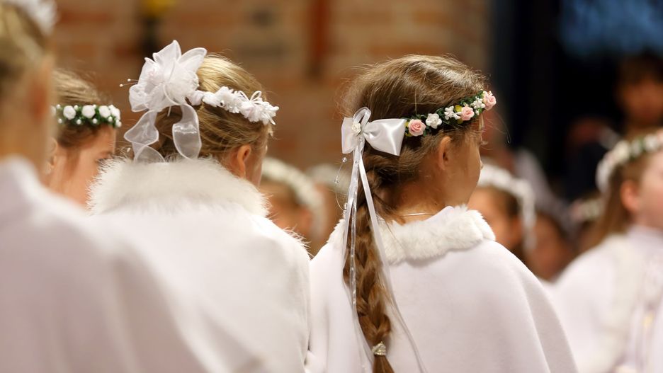 Co roku setki dzieci idą do pierwszej komunii świętej
