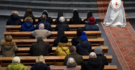 Tylko 50 osób wejdzie do kościoła. Biskupi wskazali, kto będzie miał pierwszeństwo