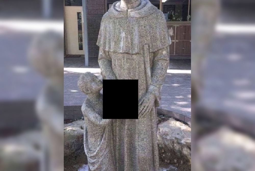 Katolicka szkoła zakryła figurę świętego i dziecka. Bo ludziom "się kojarzy"