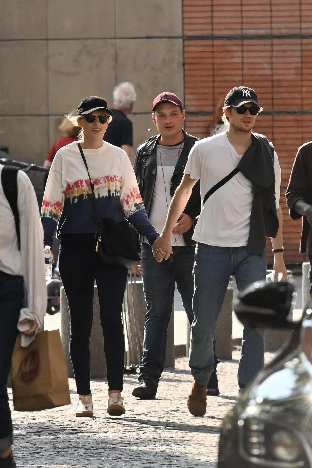 Taylor Swift i Joe Alwyn | fot. ONSTaylor Swift and her boyfriend Joe Alwyn strolling in the streets of Paris near Beaubourg after having been at Café de Flore on May 24th, 2019.