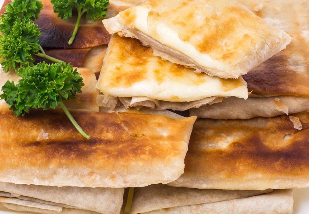 Zawijas doskonale smakuje w towarzystwie surówki z kiszonej kapusty lub ze skwarkami