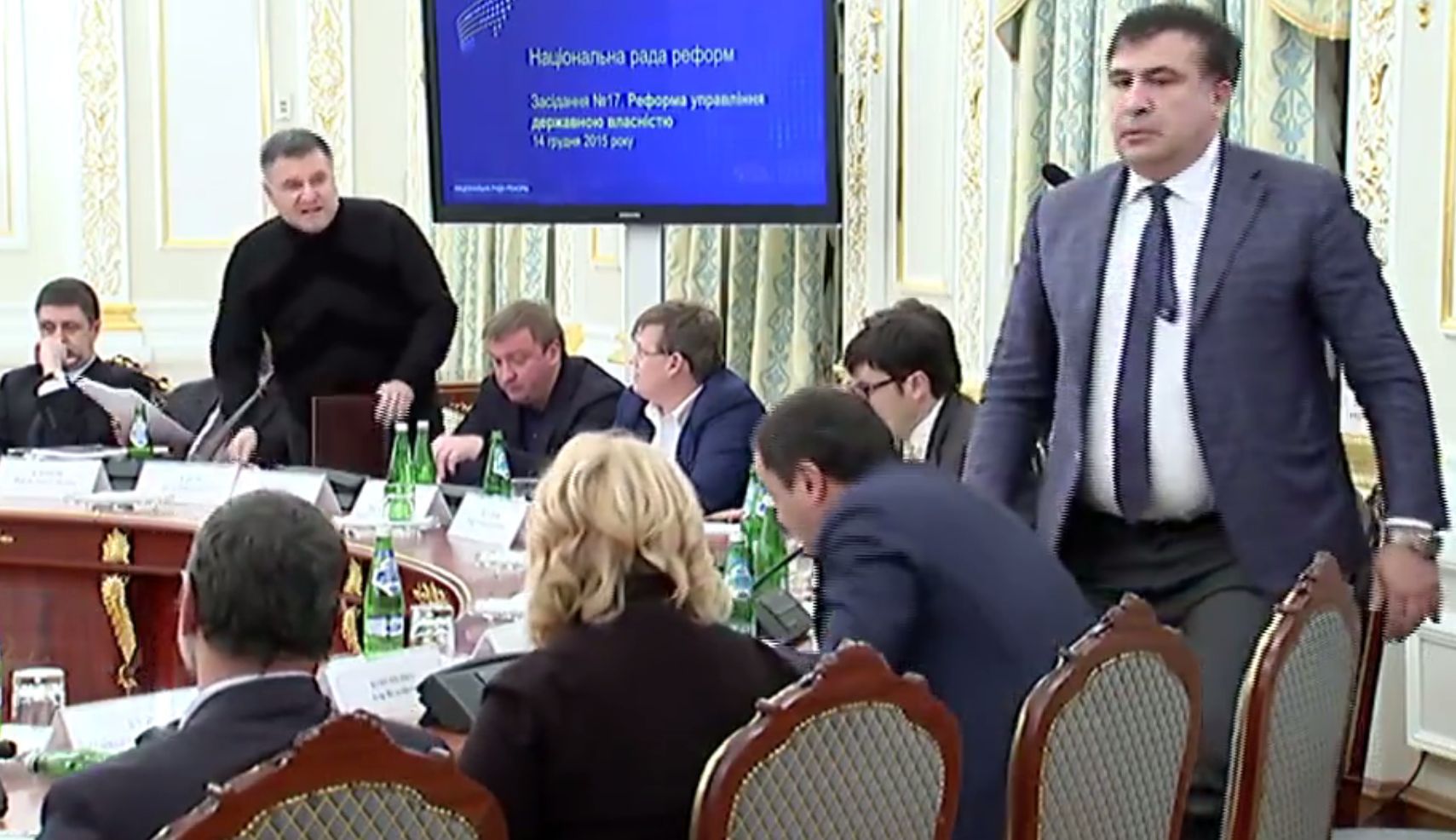 Szklanką wody prosto w twarz. Tak obradują ukraińscy politycy (wideo)
