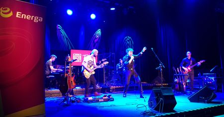 Znacie go z “Jaka to melodia” i “Twoja twarz brzmi znajomo”. Teraz Grzegorz Wilk wziął się za kolędy