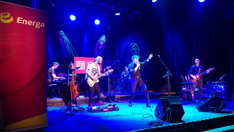 Grzegorz Wilk z zespołem podczas premierowego wykonania na żywo "Kolęd przez cały rock" w studiu im. Agnieszki Osieckiej.