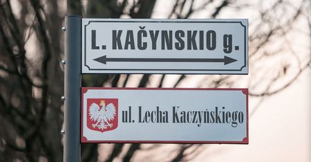 Wilno. Ulica Lecha Kaczyńskiego udekorowana polskimi tabliczkami