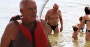 76-letni Janusz Korwin-Mikke szaleje na windsurfingu! Kibicuje mu seksowna młodsza o 44 lata żona odziana w skąpe bikini!