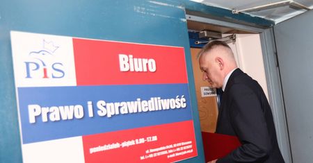 Koronawirus w Polsce. "Jarosław Gowin szuka porozumienia ws. zmian w Konstytucji. Wielka gra na szczytach władzy" [OPINIA]