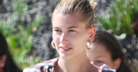 Żona Justina Biebera pokazała siniaki na plecach. To skutek nieprzyjemnego zabiegu
