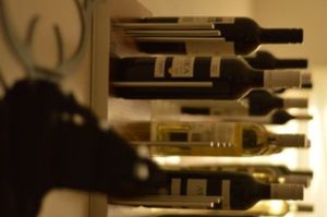 Przechowywanie wina w domu. Chłodziarki i barki na wino