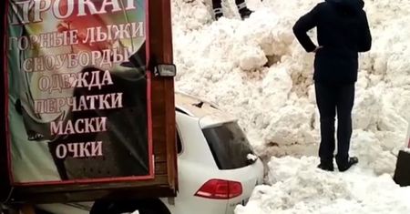 Potężna lawina zasypywała kolejne auta. "Nie mogliśmy nic zrobić"