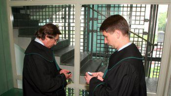 Obrońcy Lwa Rywina, mecenasi Wojciech Tomczyk (po lewej) i Piotr Rychłowski