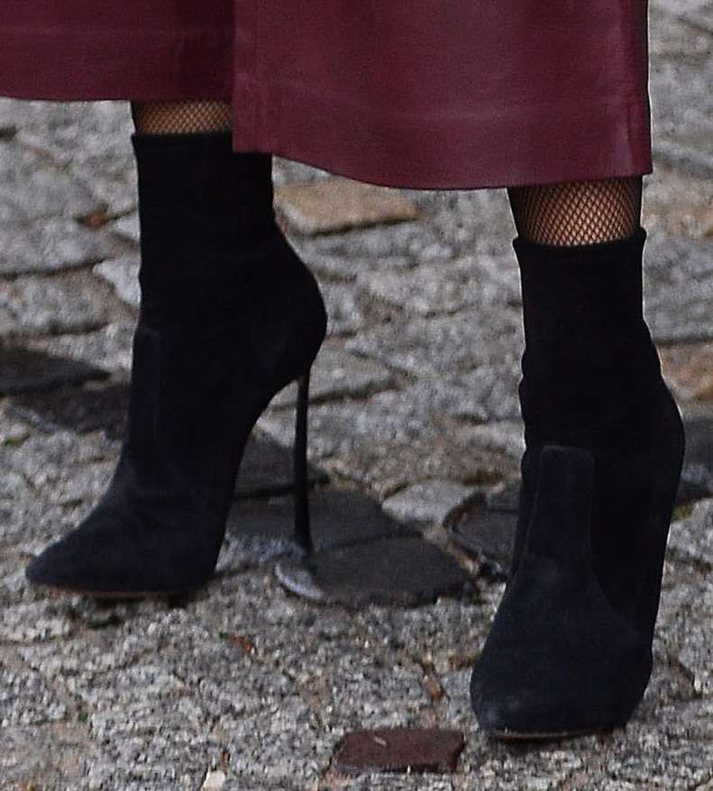 Malwina Wędzikowska w zamszowych szpilkach