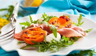 Sałatka z prosciutto, grillowanymi brzoskwiniami i mozzarellą