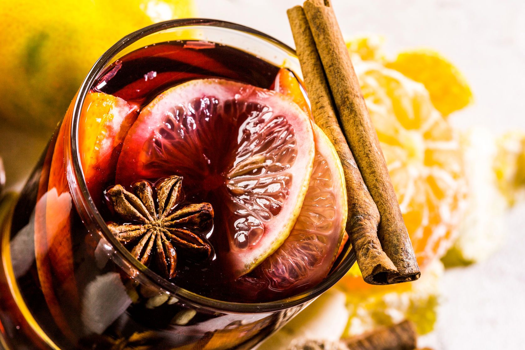 Glogg to rodzaj grzańca z większą ilością przypraw.