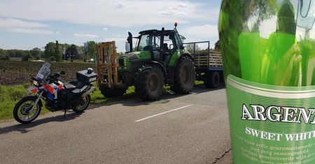 Pijany Polak na ciągniku w Holandii. Ciągnął dwie przyczepy na łysych oponach