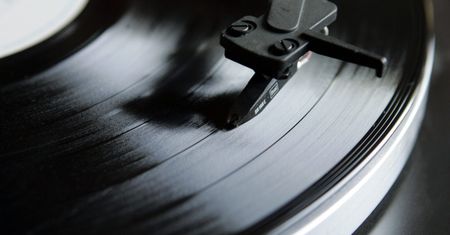 Biedronka znów sięga po modę retro. W ofercie Metallica, Bob Marley i Sex Pistols