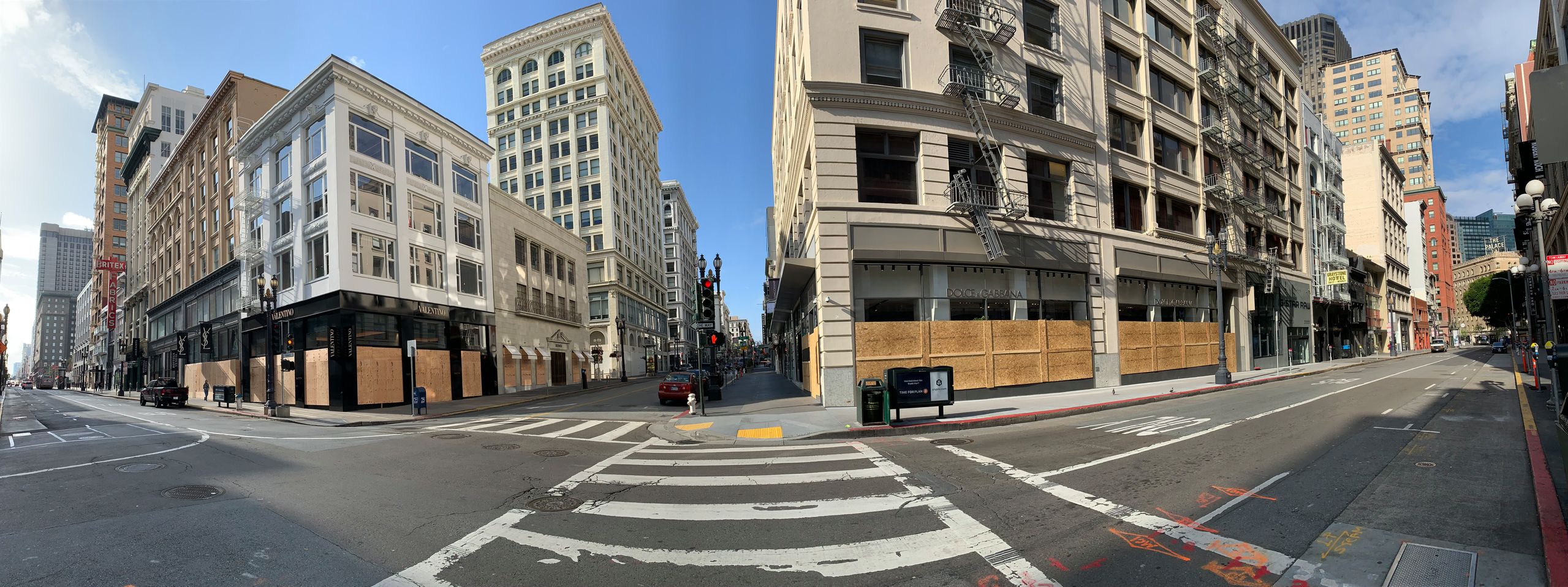 Luksusowe butiki zabite dechami. San Francisco wygląda, jakby szykowało się na wojnę. 