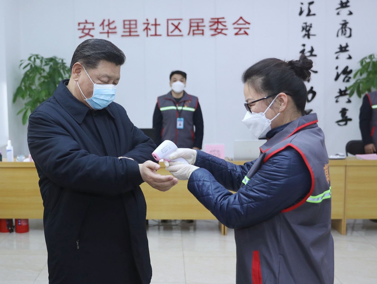 Prezydent Xi Jinping poddawany badaniu temperatury podczas wizyty w Anhuali Community. 