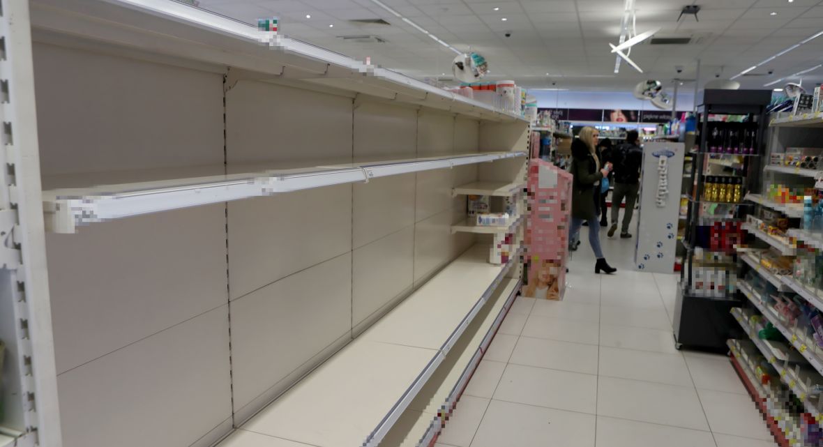 Puste półki z artykułami higienicznymi. 11 marca 2020 roku, dzień po tym, gdy stało się jasne, że wirus uderzy w Polskę 