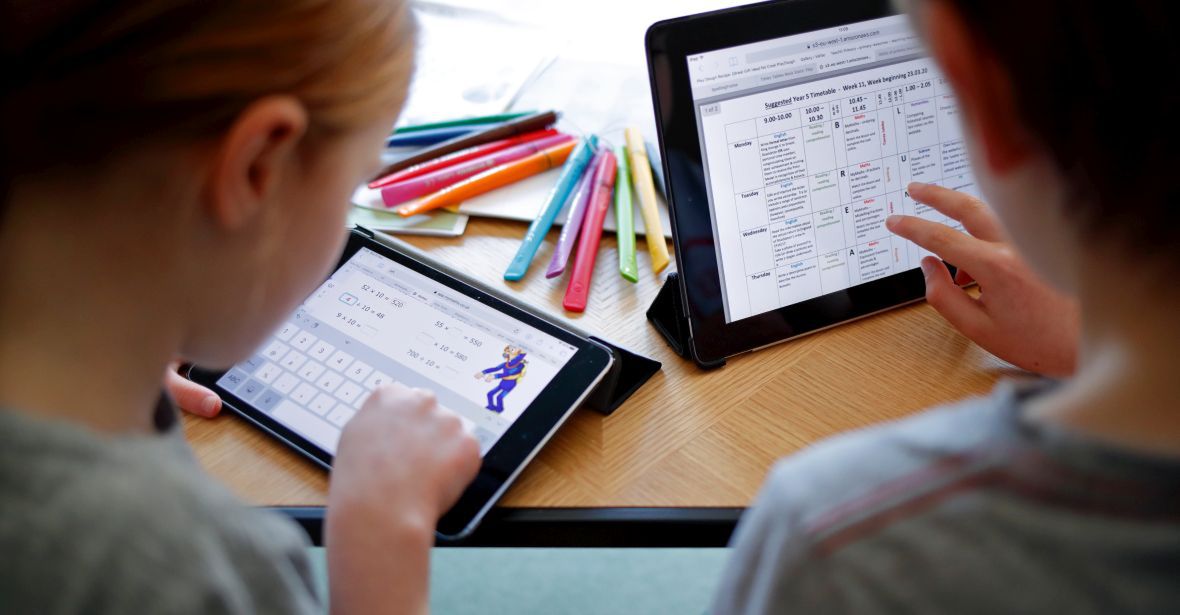 Brak komputerów nie był może problemem dla dzieci w Wielkiej Brytanii (na zdjęciu). W Polsce wielu uczniów musiało najpierw zdobyć to podstawowe narzędzie 