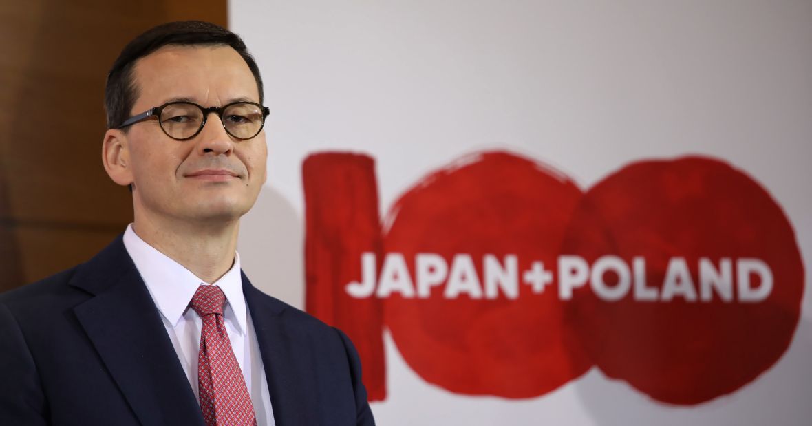Premier Mateusz Morawiecki. "Plus" zapewne pojawił się przez przypadek. Tu ewidentnie potrzebny był znak równości 