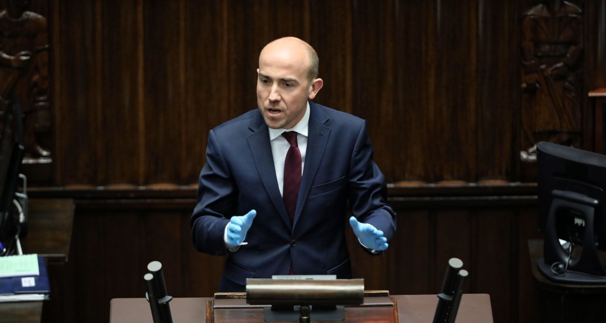 Borys Budka i PO mają hasło: 'Nowa Platforma! Nowa energia!' OK. A w jakiej sprawie? Brakuje trzeciej nóżki - treści. Pasuje trzeci trzon: 'Nowa demokracja!'”. 