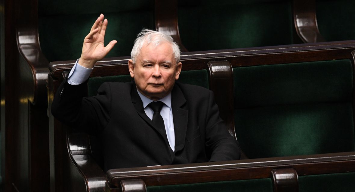 Jarosław Kaczyński uparcie obstaje przy majowym terminie wyborów prezydenckich. Zdaje się mówić innym, że polityczna piaskownica jest jego i to właśnie on robi największe i najwspanialsze babki 