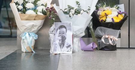 Epidemia koronawirusa. Po śmierci doktora Li Wenlianga w Chinach rozpętała się burza