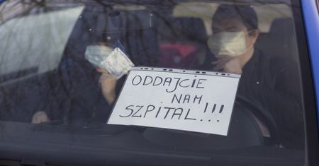 Koronawirus w Polsce. Protest przed szpitalem w Łomży