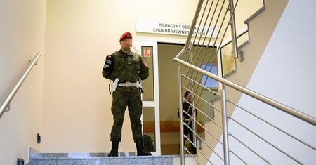Koronawirus. Kwarantanna przy otwartych drzwiach? Rzeczniczka szpitala zaprzecza