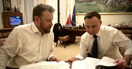 Koronawirus w Polsce. Minister zdrowia Łukasz Szumowski łagodzi napięcia w obozie władzy. "Emocje są duże, telefony się urywają"