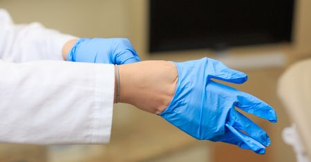 Koronawirus: specjaliści sceptyczni wobec noszenia lateksowych rękawiczek