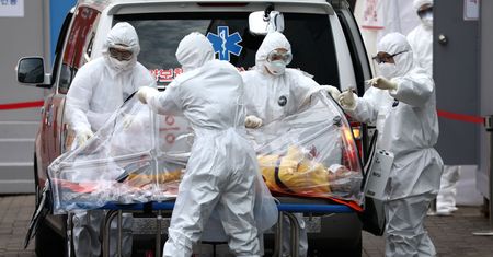 Koronawirus. Naukowcy alarmują. Wirus może zainfekować 100 razy więcej ludzi